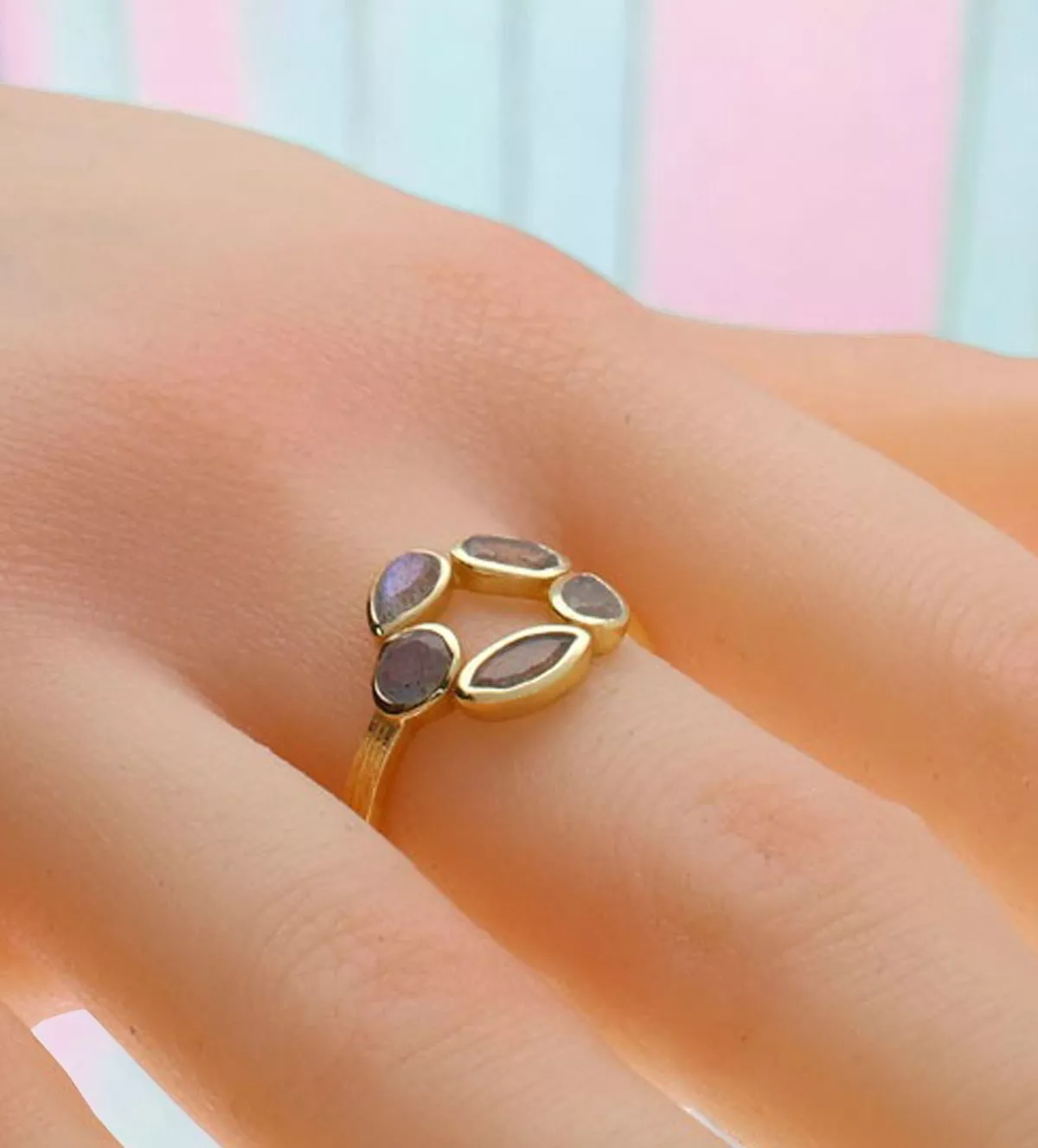 Anillo de plata chapada con labradoritas Jorge Revilla anillo de plata chapada con labradoritas toma modelo