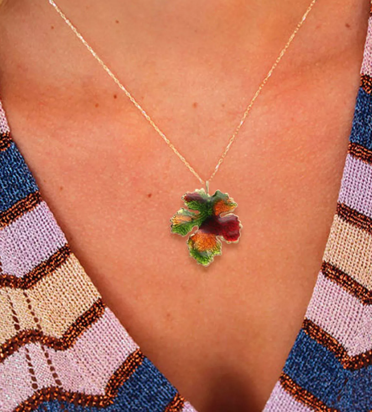 Colgante hoja natural metalizada Parra esmalte multicolor hoja natural metalizada foto modelo femenino