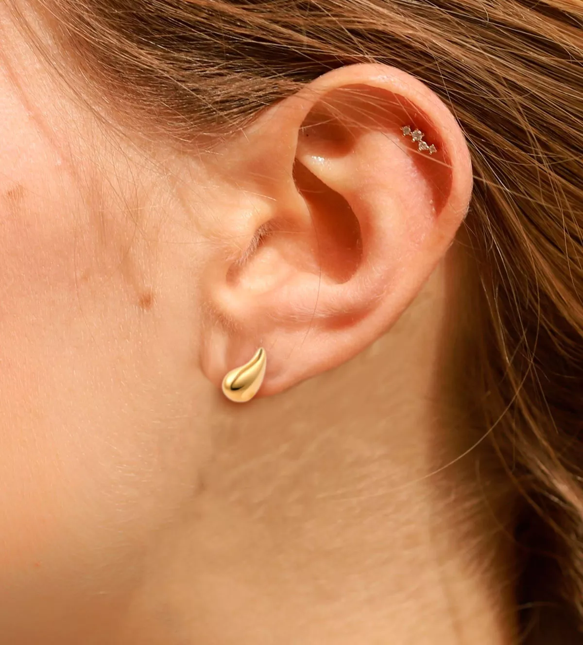 Pendientes de plata chapada "Lágrimas Doradas" pendientes de plata chapada lagrimas doradas foto modelo mujer