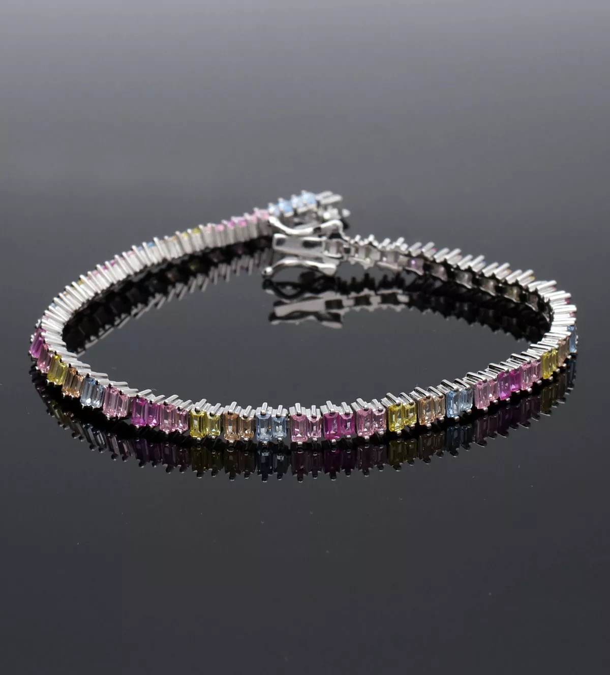 Pulsera de plata con símiles multicolores pulsera de plata con piedras multicolores toma sin retoque