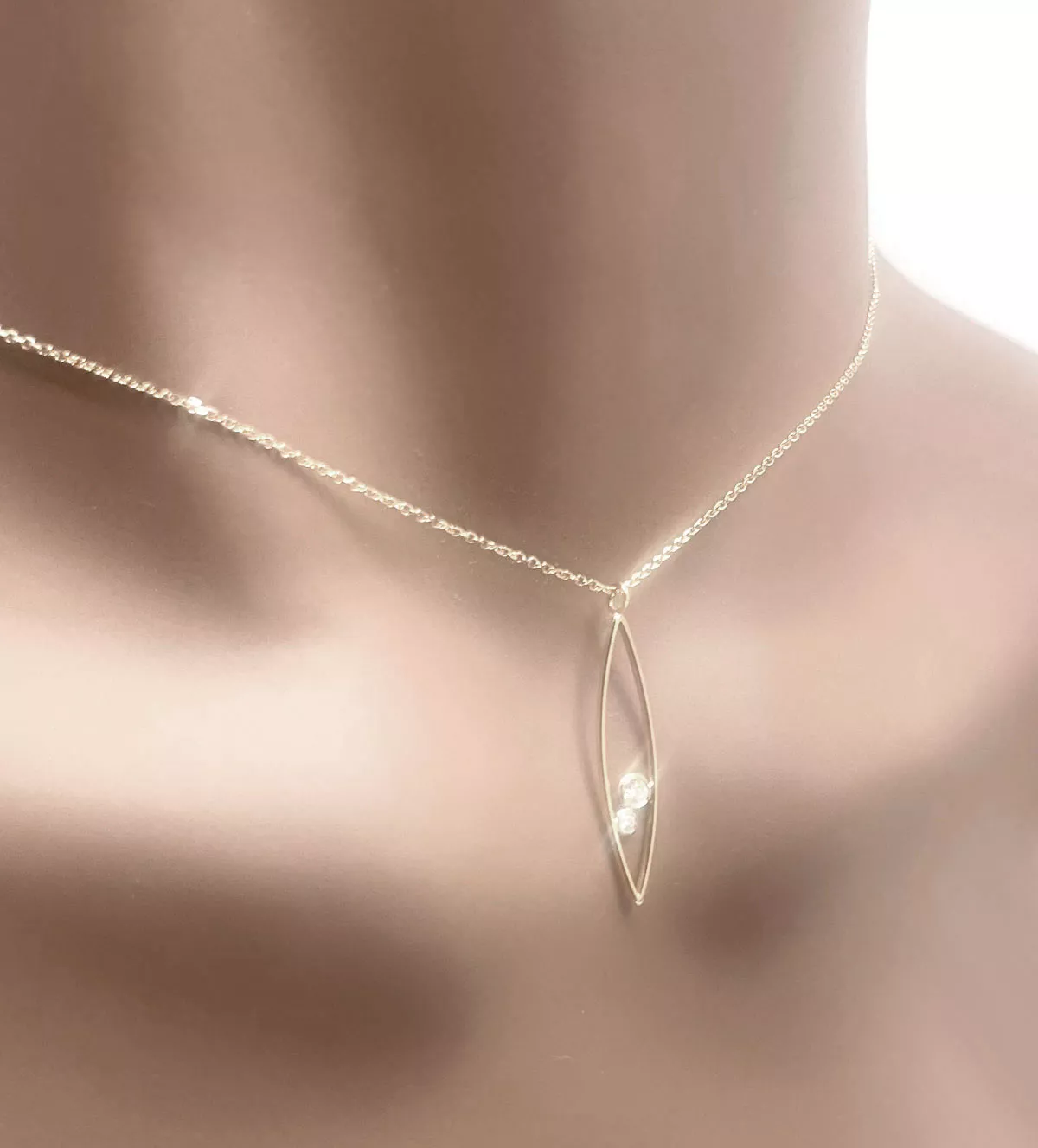 Gargantilla de oro 18k y diamantes "Ojival" gargantilla de oro con diamantes foto maniqui