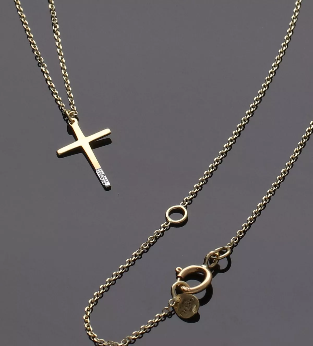 Gargantilla de oro con Cruz Latina "Cruxis" gargantilla de oro con diamante cruxis vista sin retoque