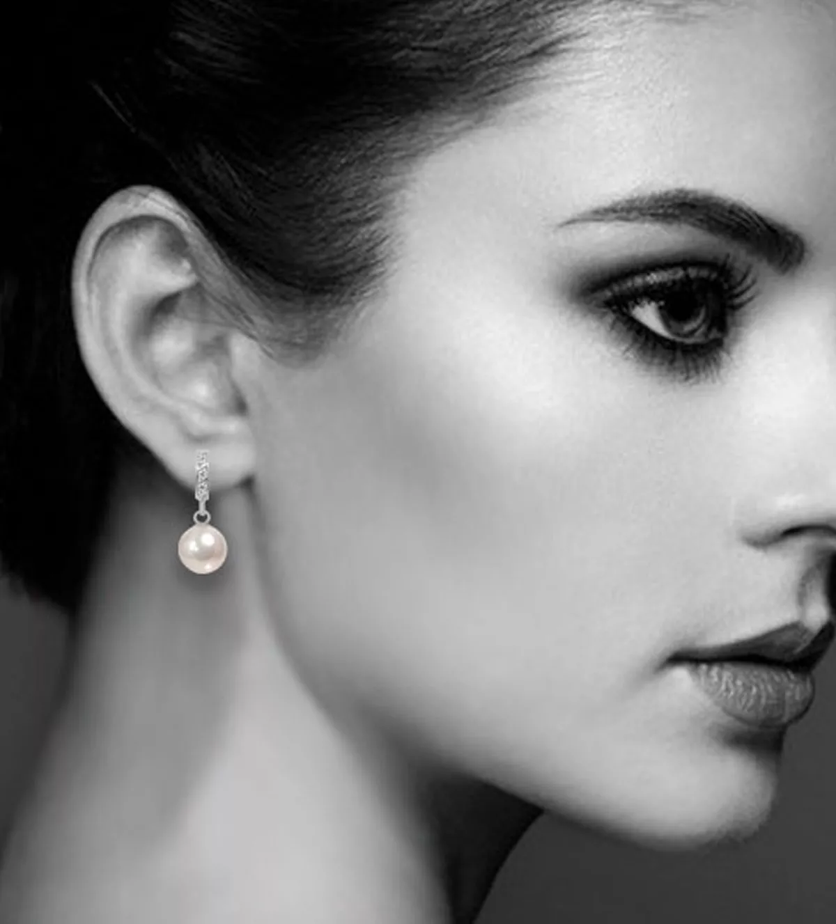 Pendientes de oro blanco 18k "Nívea" pendientes de oro con perla y circones modelo femenino