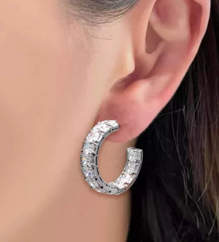 pendientes de plata con circonitas vista modelo femenino