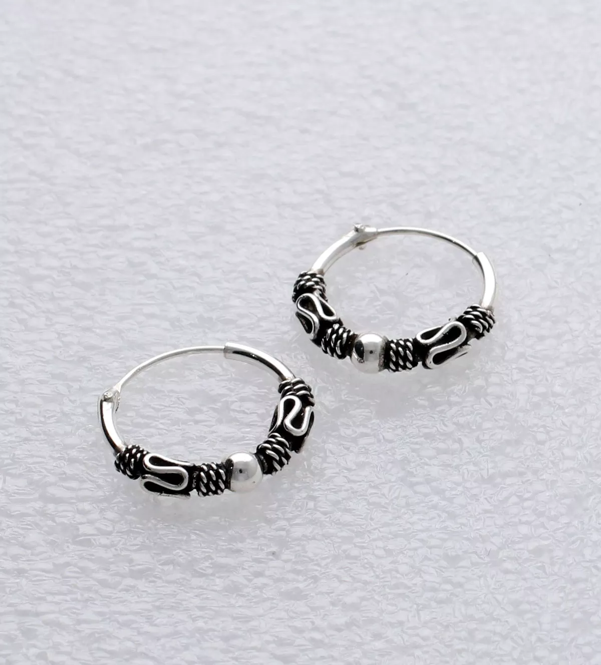 Pendientes de plata aro 14 mm con gallones "Mistrio" pendientes de plata aros etnicos foto oblicua