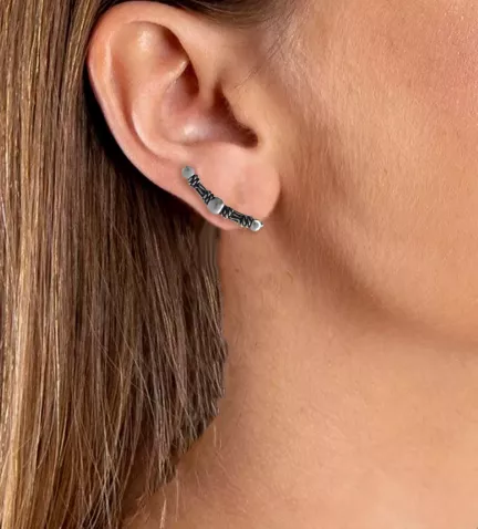 pendientes de plata trepadores tribales en modelo femenino