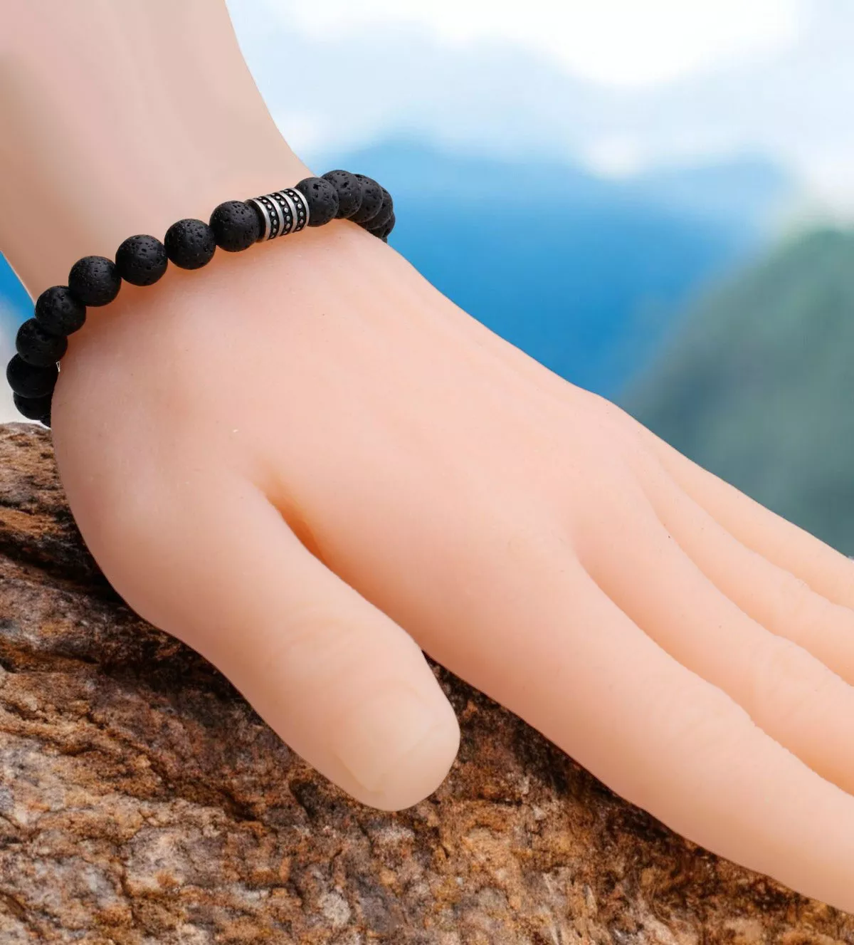 Pulsera para hombre de piedras volcanicas "ETNA" pulsera para hombre ETNA toma en mano maniqui