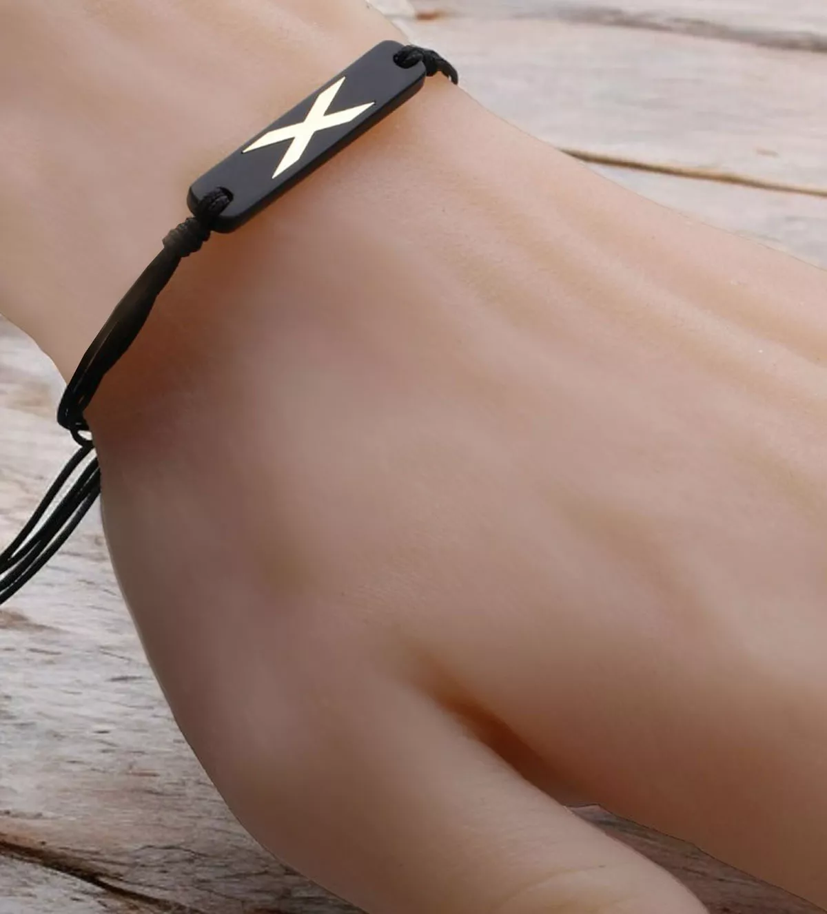 Pulsera de oro tipo macrame para hombre "Enigma" pulsera de oro para hombre cordon macrame foto mano maniqui