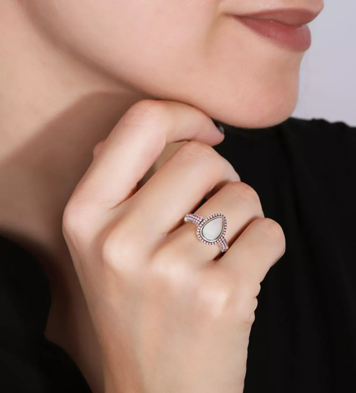 Anillos de plata "Aurora Boreal" anillo de plata Aurora Boreal opalo y circones rosas foto con modelo mujer