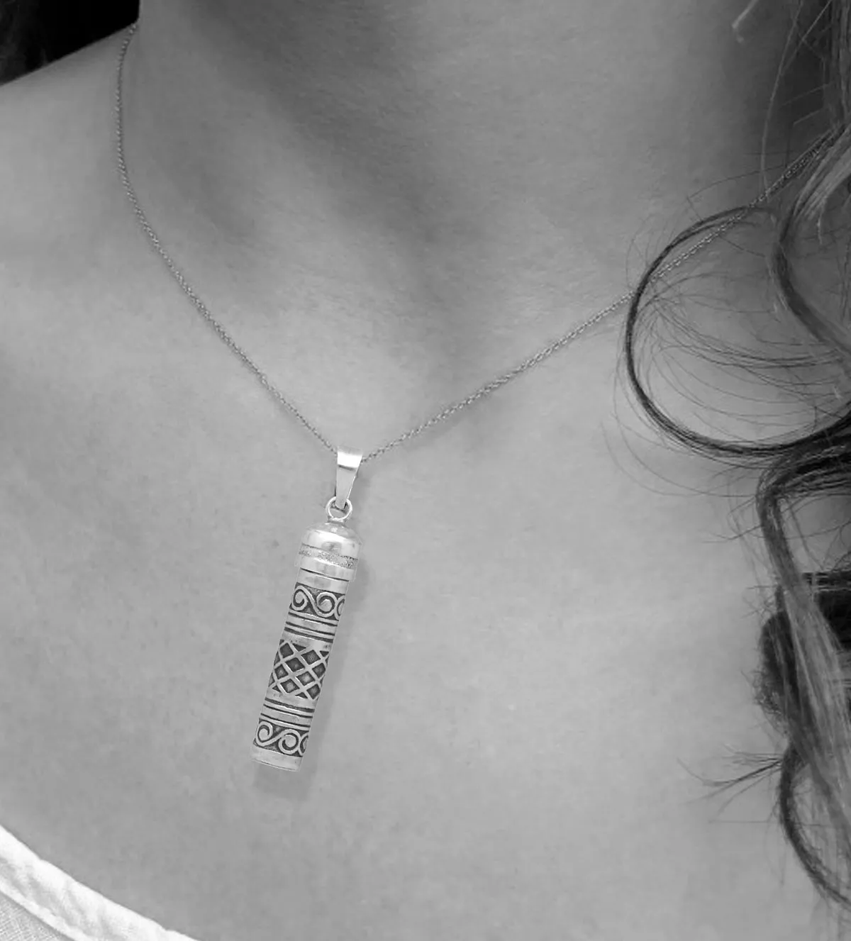 Colgantes de plata bote de los deseos 062_I1VM10 colgante de plata bote de los deseos cilindrico foto en modelo