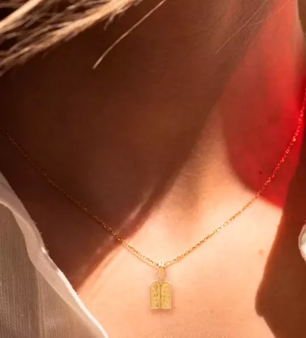 colgante de oro tablas de la ley fotografia con modelo femenino