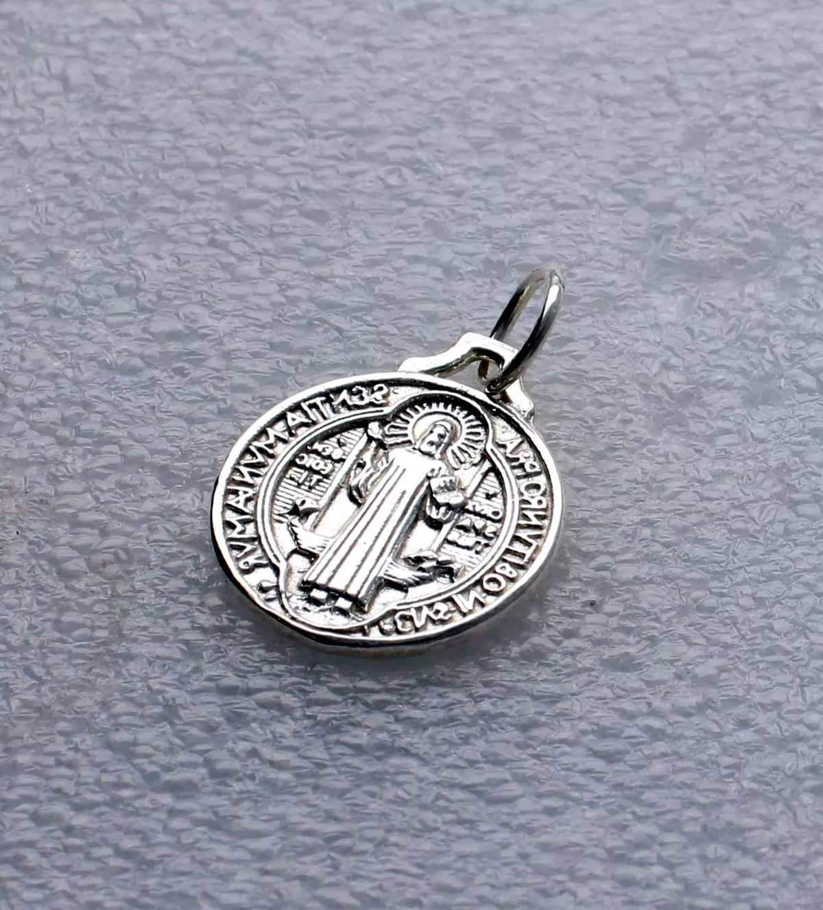 Medalla de plata de San Benito 062_8CM70 medalla de plata san benito toma sin retoque