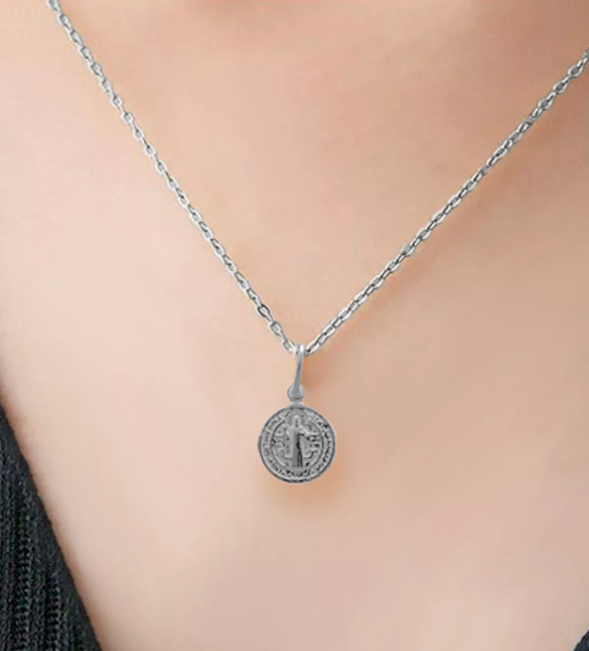 Medalla de plata de San Benito 062_8CM73 medalla de plata san benito vista con modelo