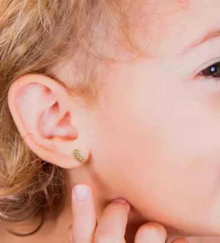 pendientes de bebe oro 18k y circonitas foto modelo