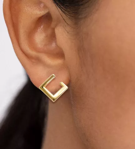 pendientes de oro amarillo helix cuadrada foto con modelo