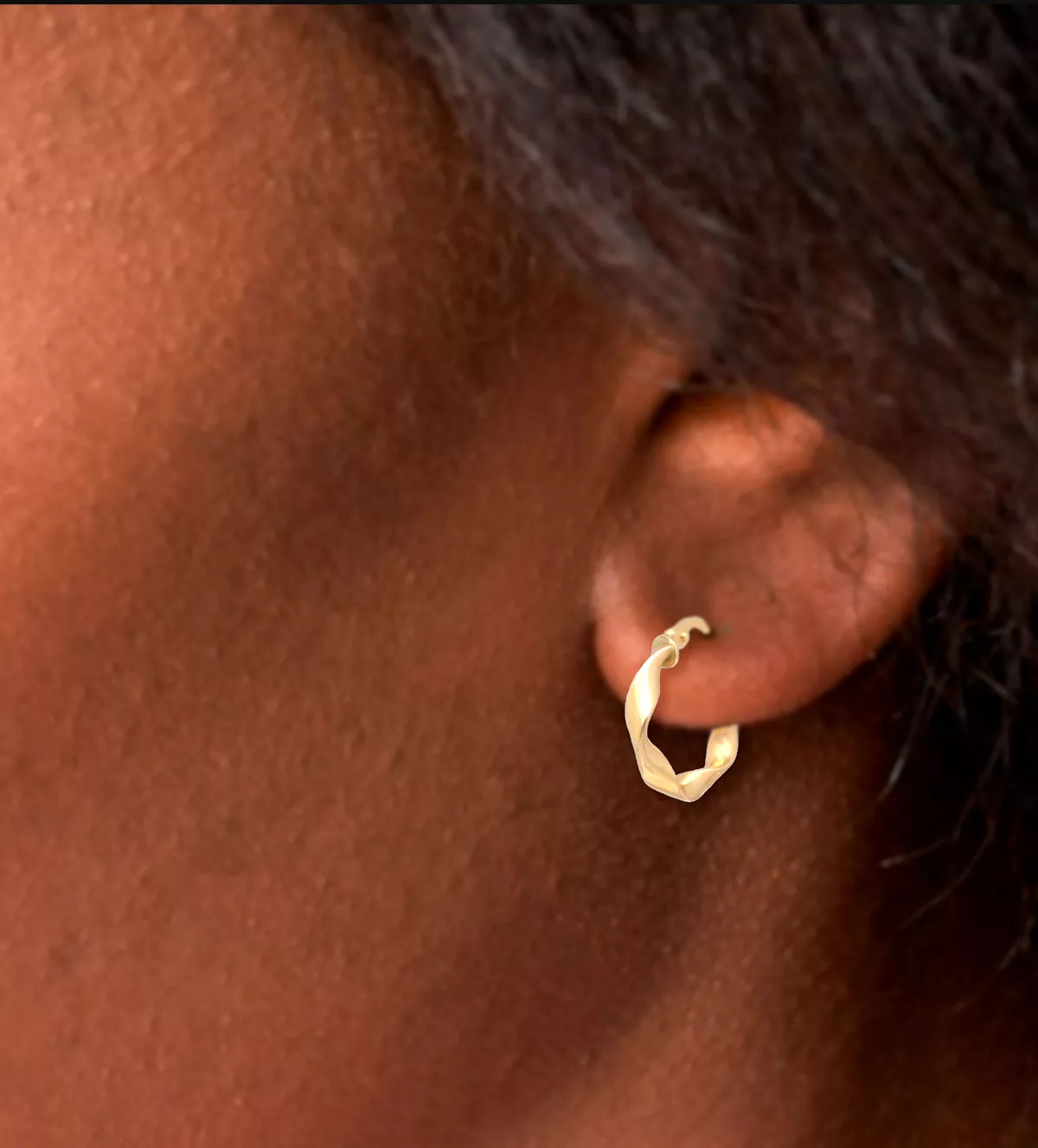 Pendientes de oro 18 ktes criollas "Ondas" pendientes de oro aros ondulados foto con modelo