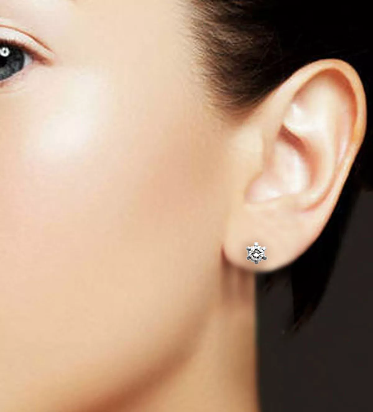 Pendientes de oro blanco 18k con diamantes "Besos Blancos" pendientes de oro blanco con diamantes tipo garras foto con modelo