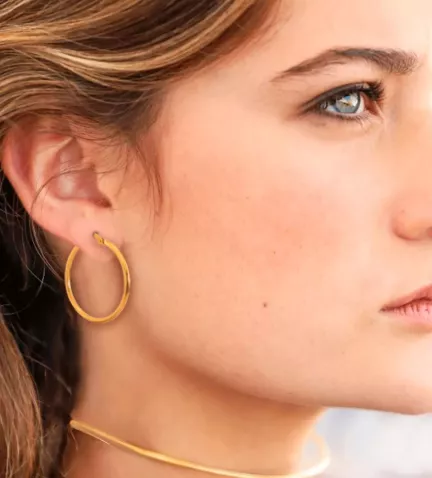 pendientes de oro 9k criollas chanela redonda foto con mujer