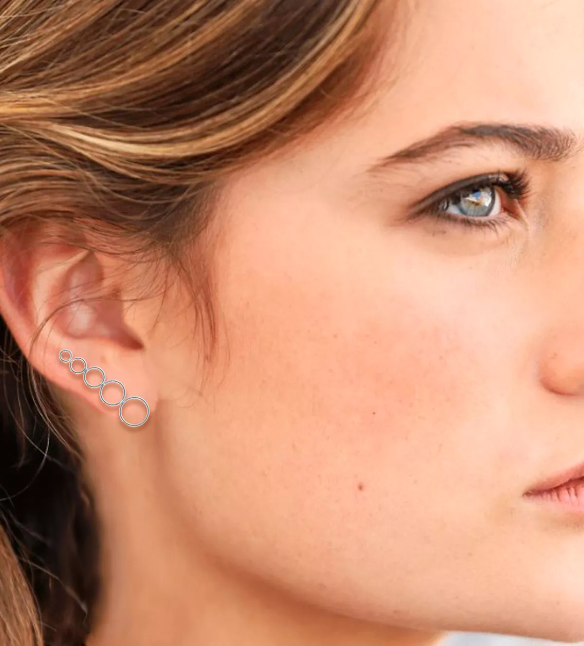 Pendientes de plata trepadores "Cascada Circular" pendientes de plata trepadores foto con modelo