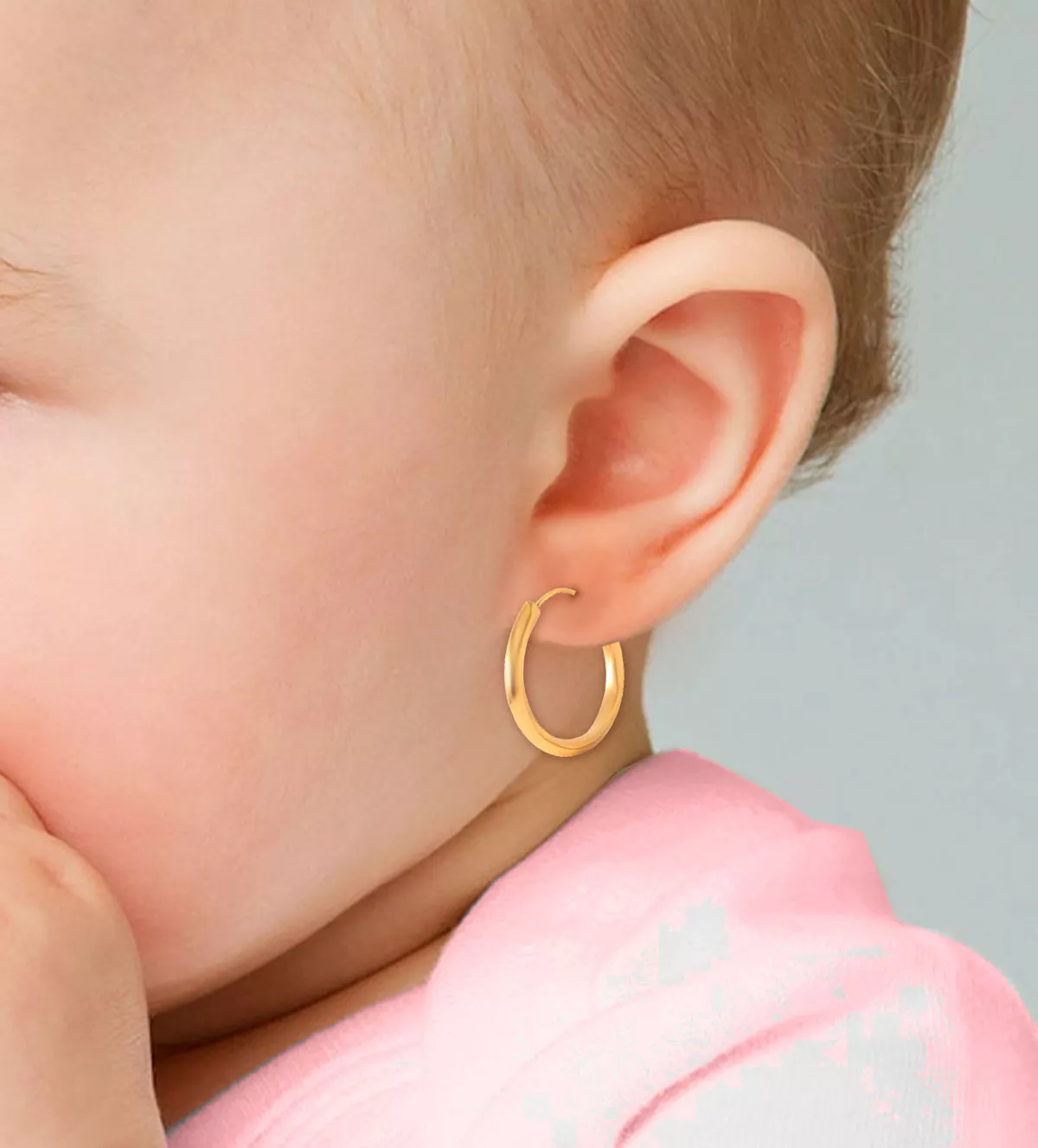 Pendientes de bebé abridores oro amarillo 296_9KD3033-13 pendientes de bebe oro 9 ktes foto con modelo bebe