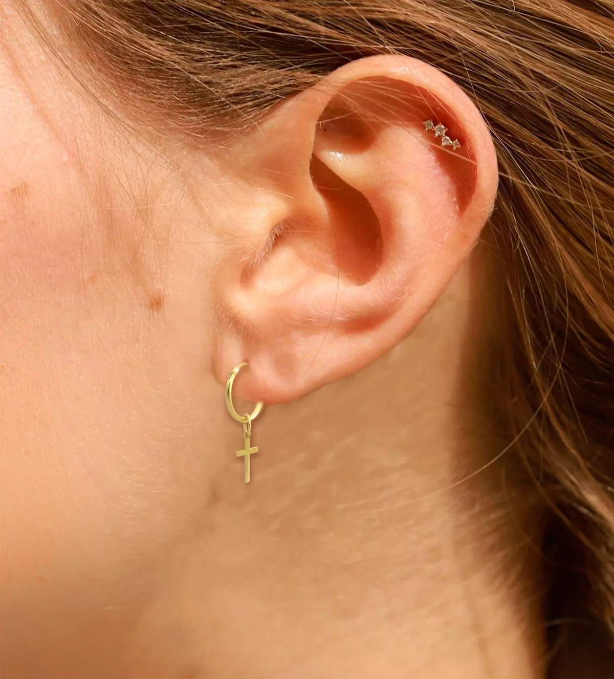 Pendientes de oro aros con cruz colgando pendientes de oro aros con cruz colgando toma modelo mujer