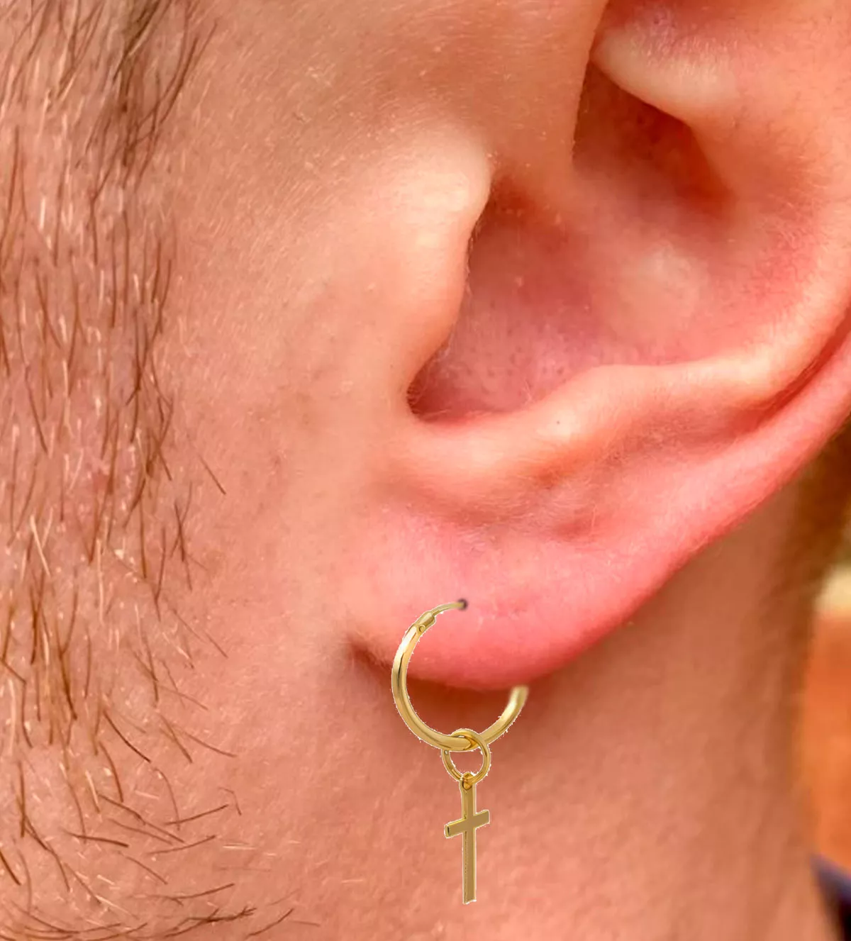 Pendientes de oro aros con cruz colgando pendientes de oro aros con cruz colgando toma modelo masculino