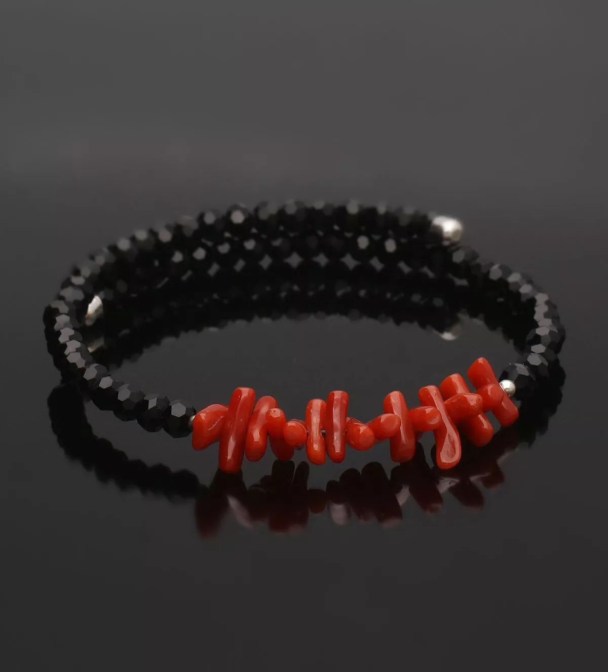 Pulseras de plata. onix y coral fino "Equilibrio Vital" pulsera de plata onix y coral fino foto modelo fondo negro