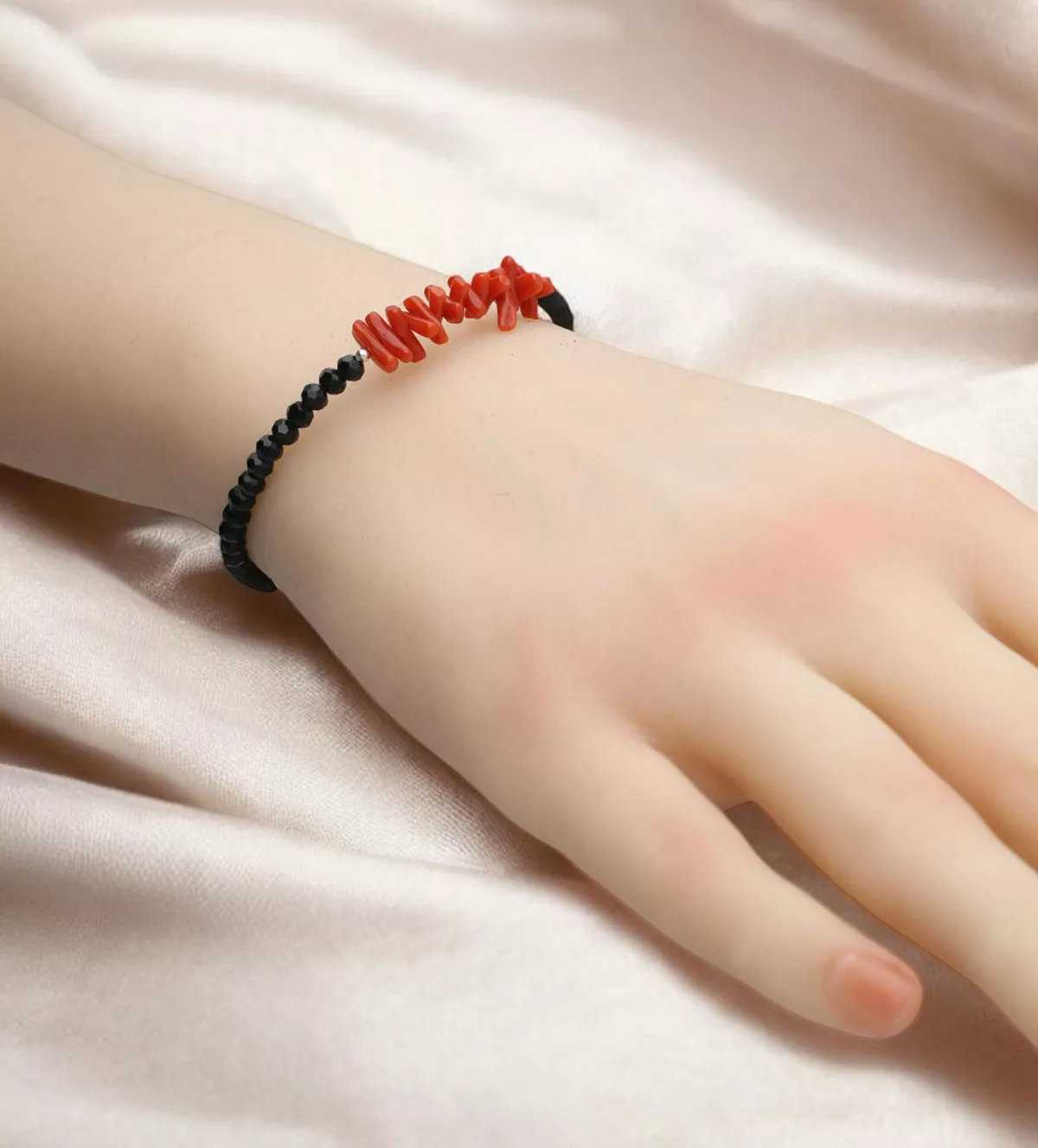 Pulseras de plata. onix y coral fino "Equilibrio Vital" pulsera de plata onix y coral fino foto modelo femenino maniqui