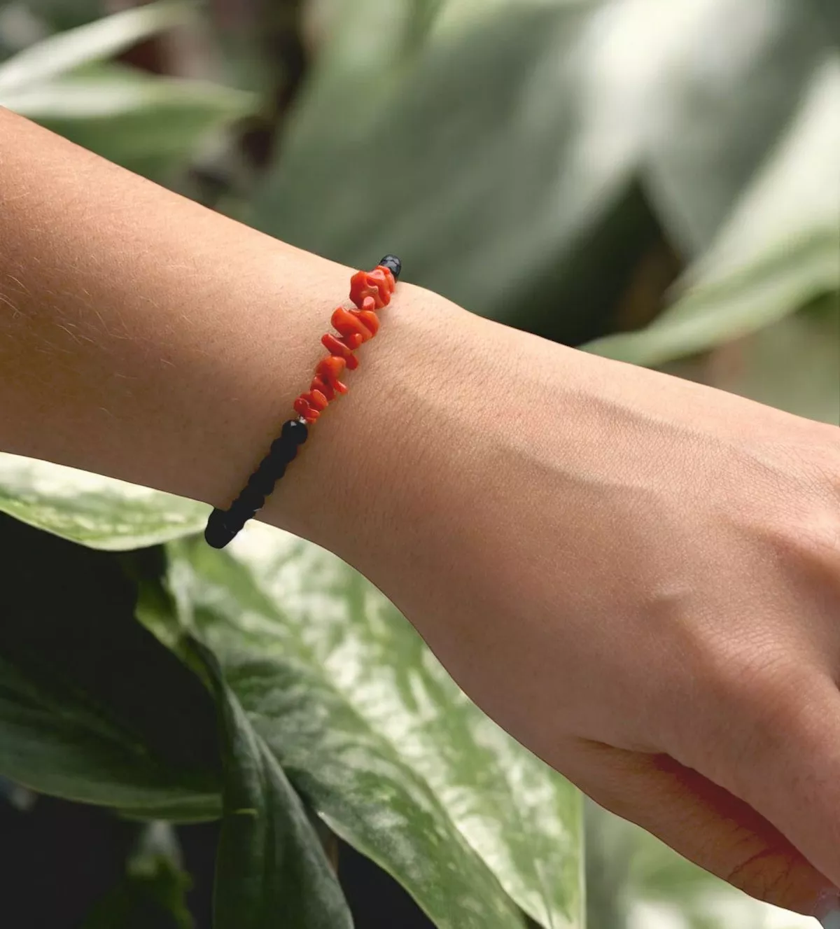 Pulseras de plata. onix y coral fino "Equilibrio Vital" pulsera de plata onix y coral fino foto modelo femenino real 02