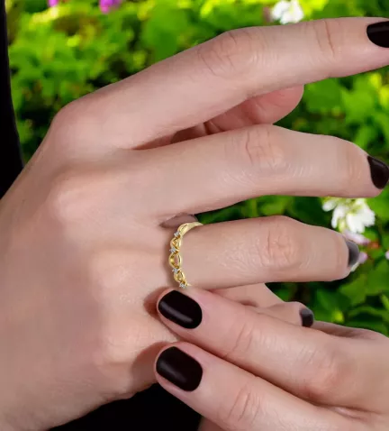 anillo de oro con diamantes dorarmony foto modelo