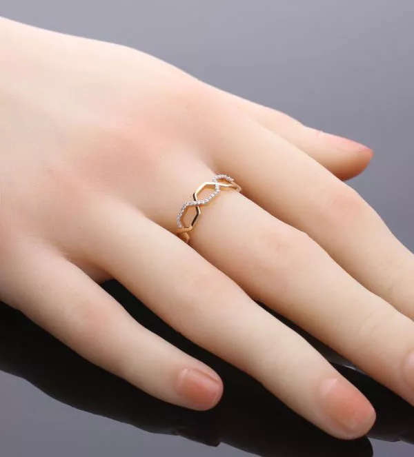 Anillo de oro rosa 18k "Trenza Rosa" anillo de oro con diamantes trenza rosa foto en modelo maniqui