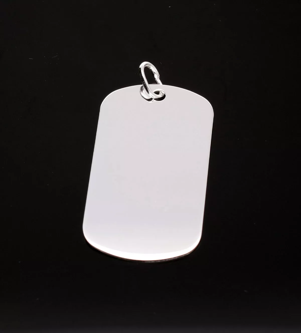 Chapa de identidad plata tipo militar 062_NCM381 chapa de identidad plata toma sobre fondo negro