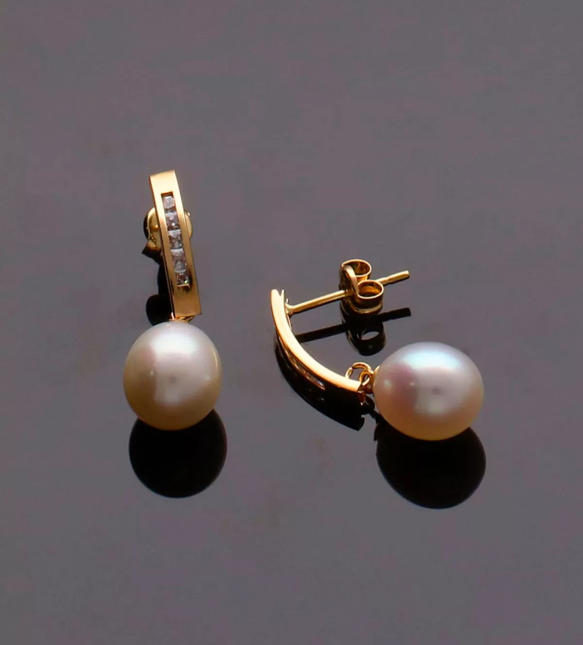 Pendientes de oro amarillo con perlas y circonitas "Toques Reales" pendientes de oro con circones y perlas cultivadas toma sin retoque