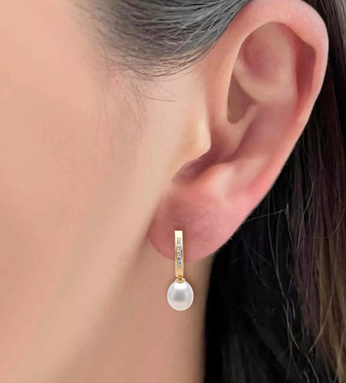Pendientes de oro amarillo con perlas y circonitas "Toques Reales" pendientes de oro con circones y perlas cultivadas modelo mujer