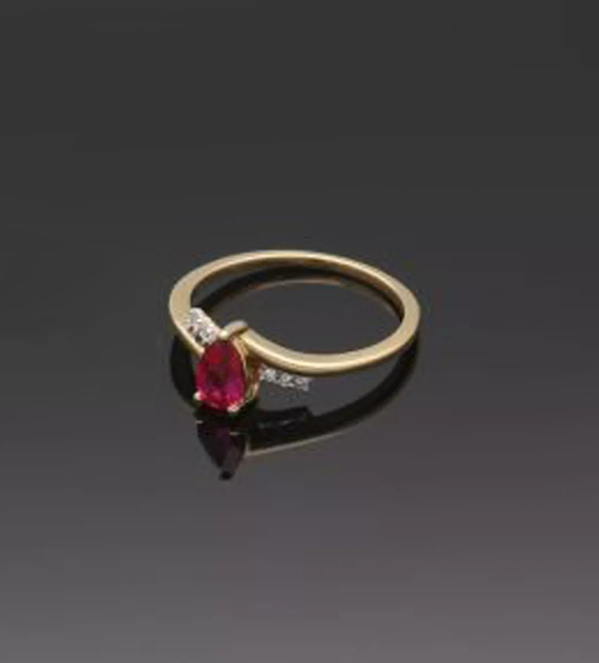 Anillo de oro amarillo 18k con rubí y diamantes "Carmesi" anillo de oro amarillo 18 ktes con rubi y brillantes Carmesi toma modelo sin retoque