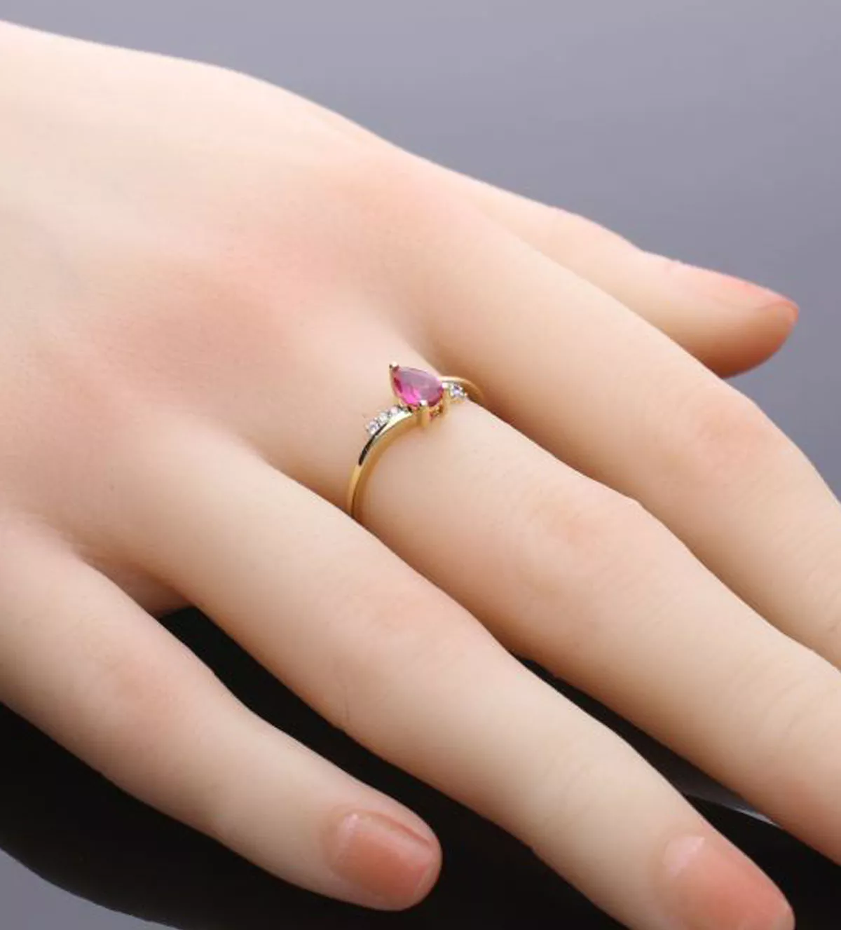 Anillo de oro amarillo 18k con rubí y diamantes "Carmesi" anillo de oro amarillo 18 ktes con rubi y brillantes Carmesi toma modelo mano maniqui