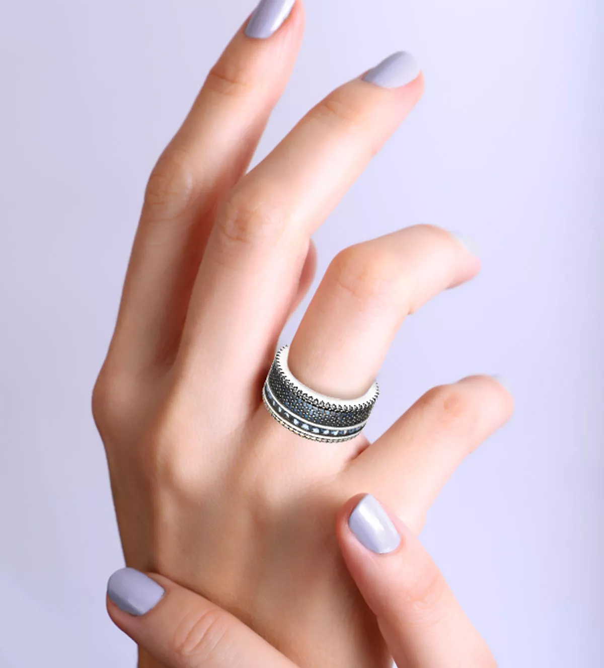 Anillo de plata "Eterno" marca Vapour 1261-B-S anillo de plata marca Vapour con cristales checos tonos azulados toma modelo mano de mujer