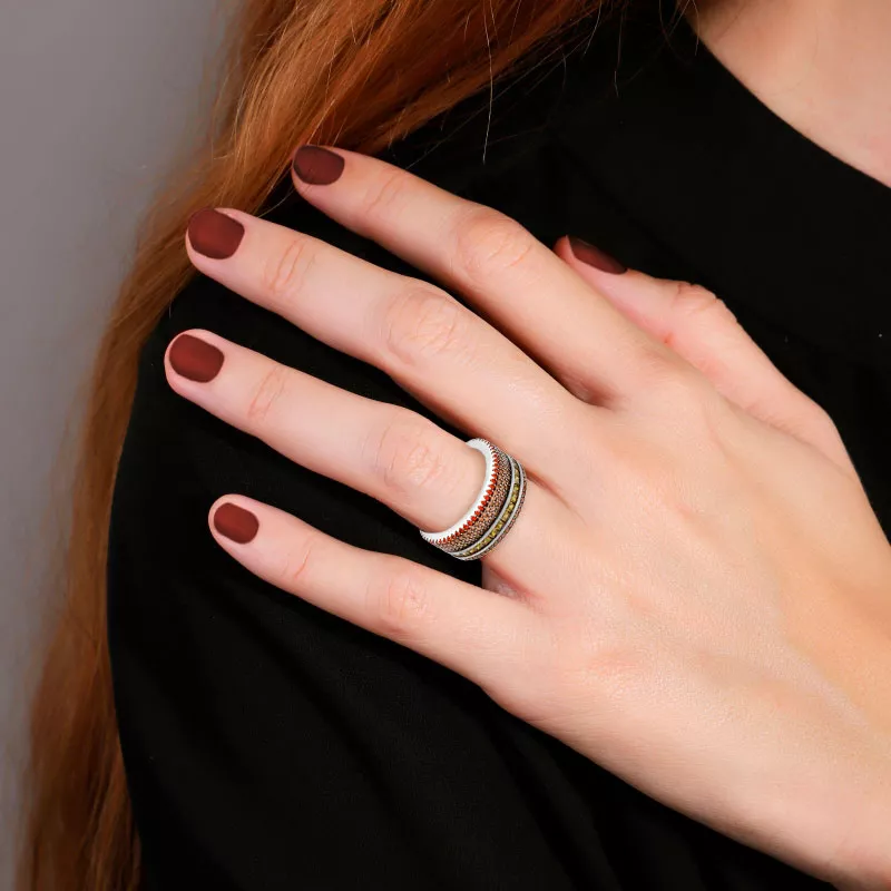 Anillo de plata “Eterno” marca Vapour 1261-B-18 anillo de plata marca Vapour media alianza cristales anaranjados foto modelo femenino