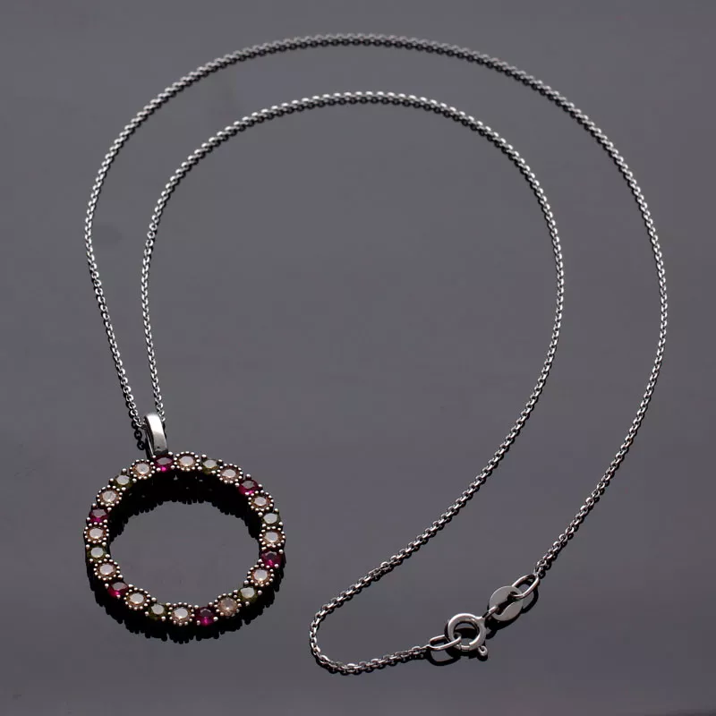 Gargantilla de plata "Órbita" gargantilla de plata marca vapour orbita toma sin retoque