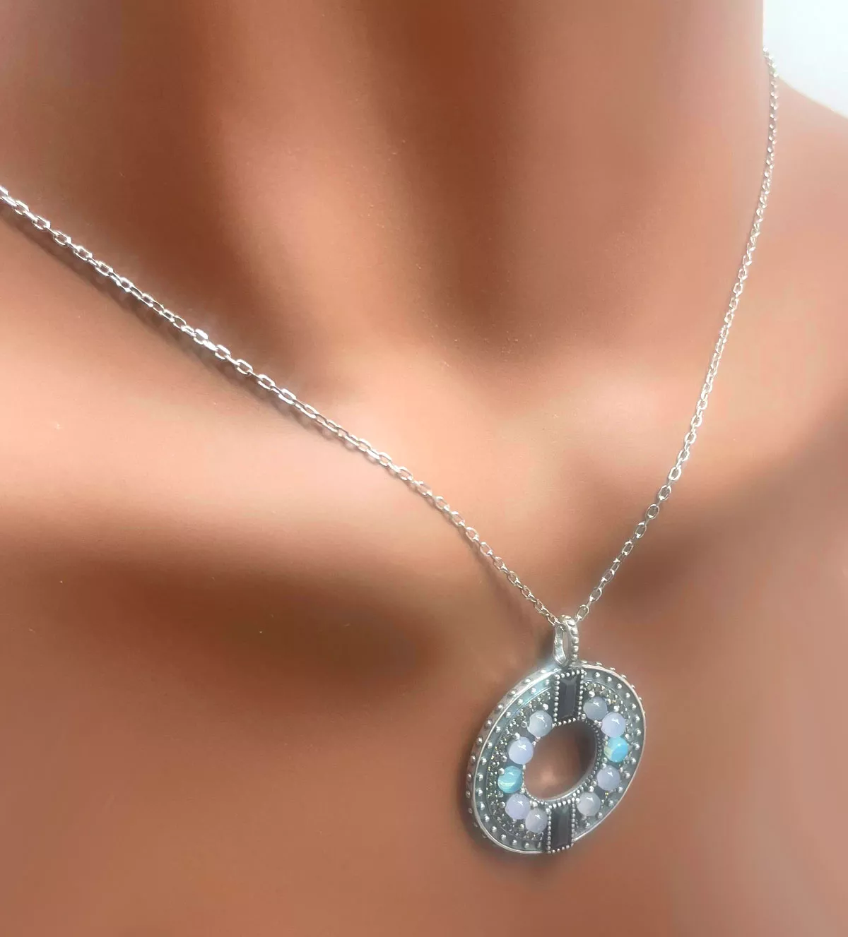 Gargantilla de plata "Ocaso" gargantilla de plata marca vapour Ocaso foto maniqui