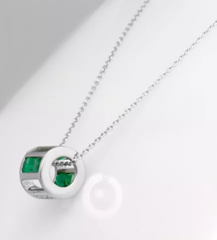 cilindrico de esmeraldas y brillantes toma detalle lateral