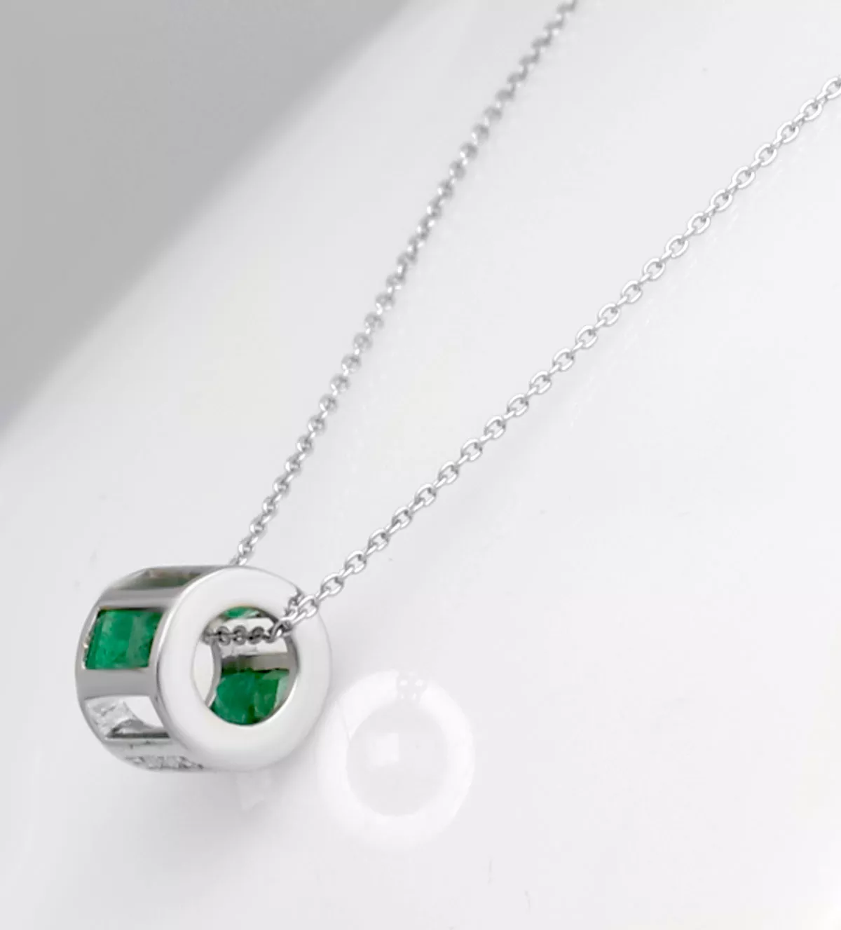 cilindrico de esmeraldas y brillantes toma detalle lateral