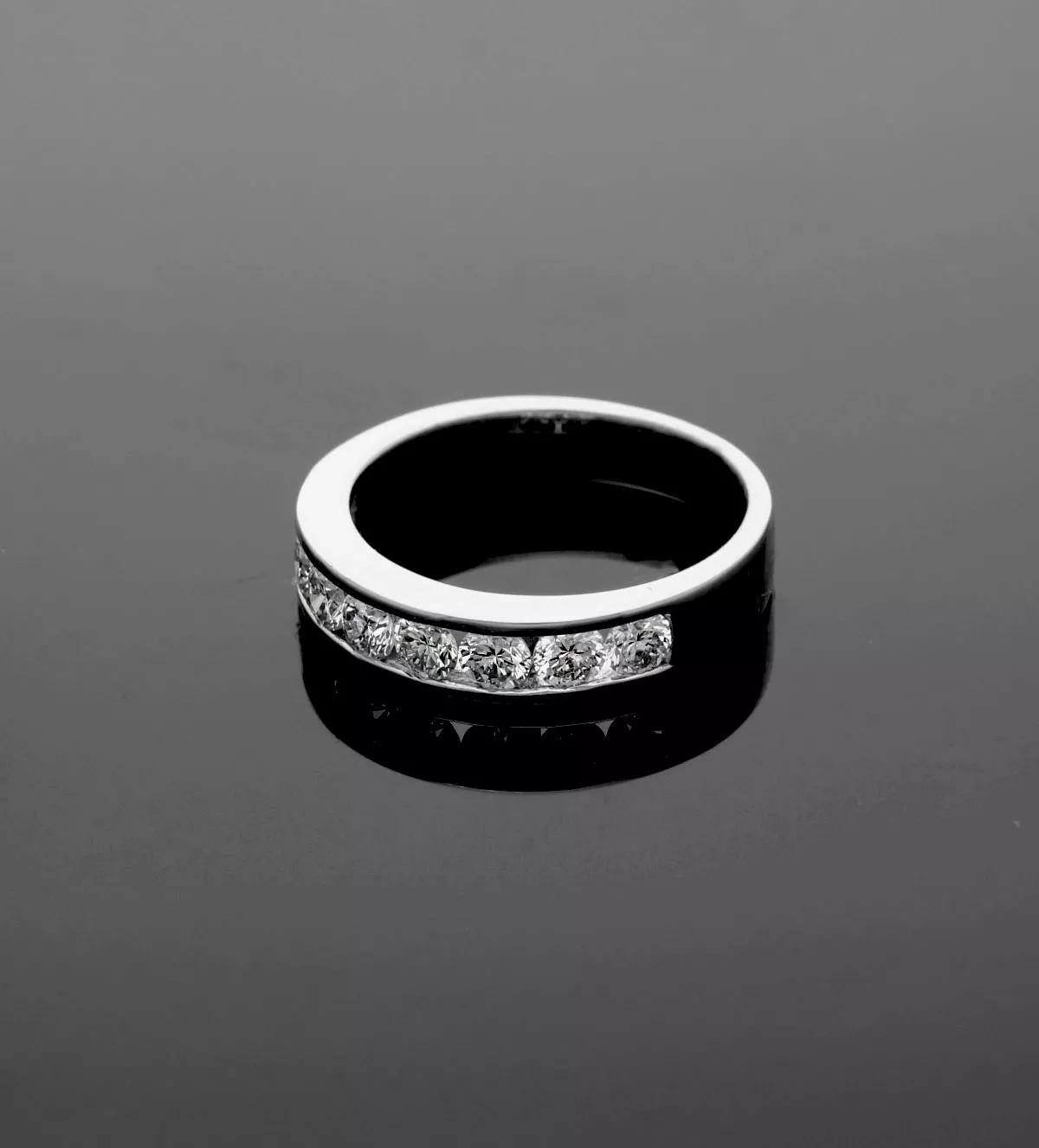 Media alianza de oro blanco con diamantes "EVOLUTION" 0,96 ct anillo de compromiso oro blanco 18 ktes con 8 brillantes EVOLUTION foto sin retocar