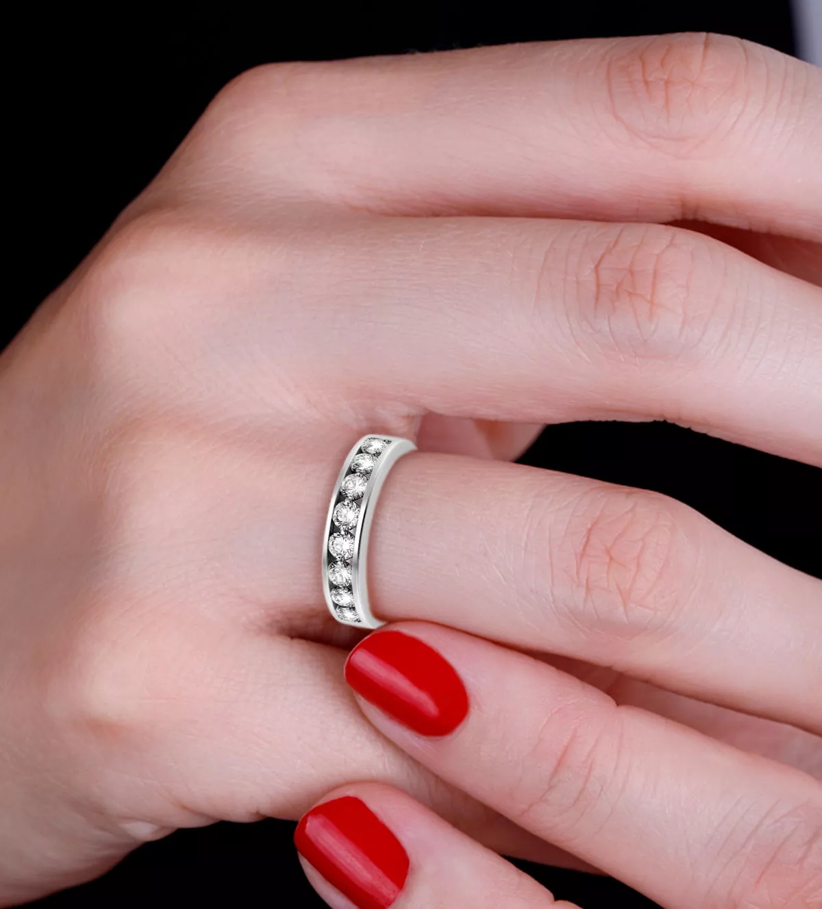 Media alianza de oro blanco con diamantes "EVOLUTION" 0,96 ct anillo de compromiso oro blanco 18 ktes con 8 brillantes EVOLUTION foto mano de mujer