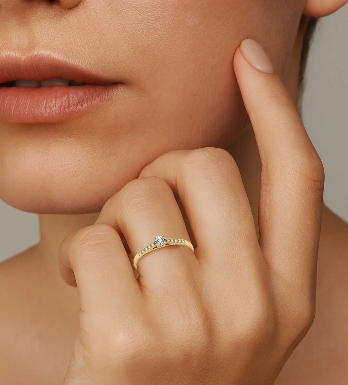 Anillo de oro amarillo 18k con brillantes 0,20 ct "Llama" anillo-de-oro-amarillo-18k-con-brillantes-030_4850-BRI-SOR-1_10 modelo mujer