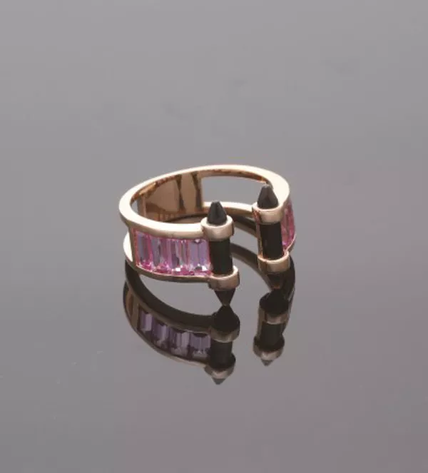 Anillo de oro rosa 18 ktes "Dualidad" anillo de oro rosa con cuarzos y onix marca Perelli nombre Dualidad foto fisica fondo negro sin retoque