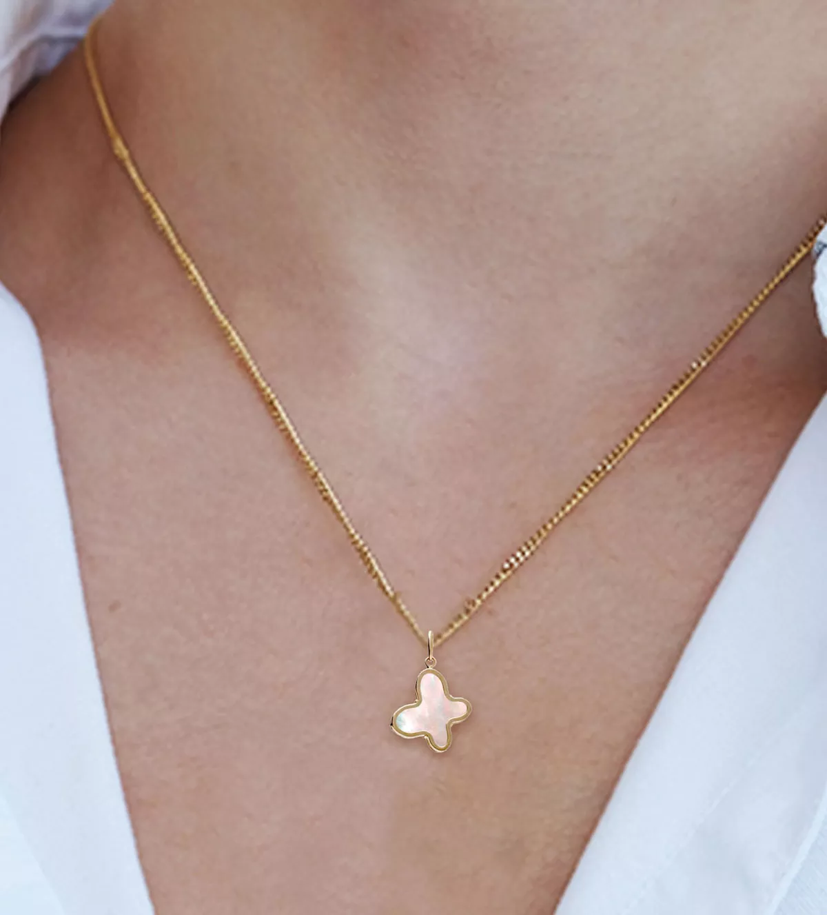 colgante de oro amarillo 18k y nacar forma de mariposa foto modelo