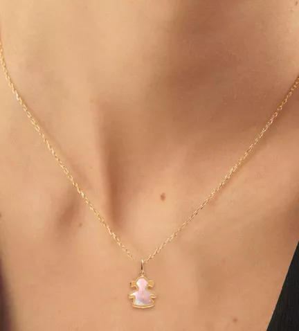 colgante de oro y nacar forma de niña vista modelo