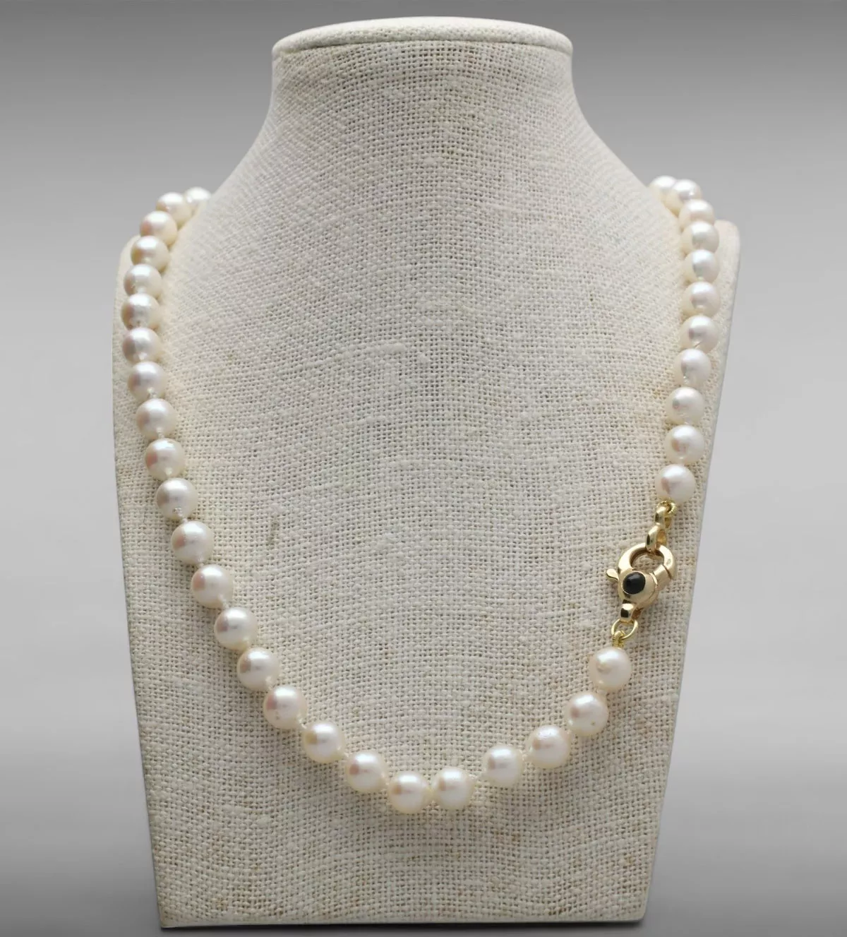 collar de perlas cultivadas akoya con mosqueton de oro y zafiros 083_25Q5