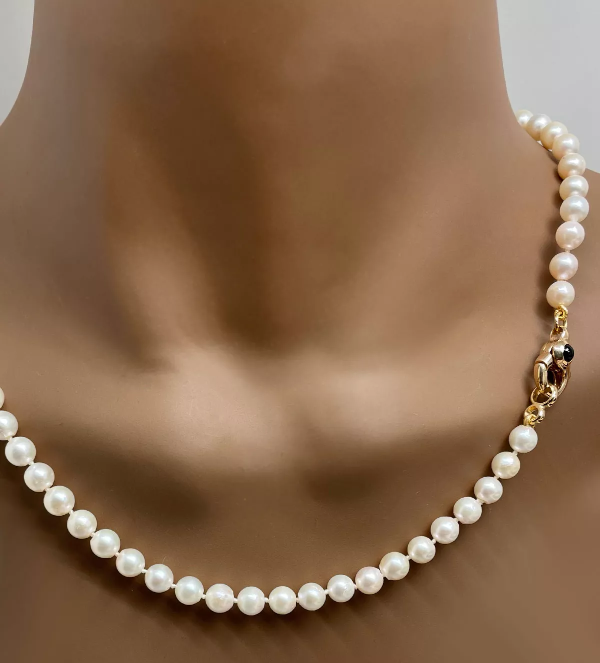 Collar de perlas cultivadas y mosqueton 083_25Q1 collar de perlas cultivadas con mosqueton de oro y zafiros vista maniqui